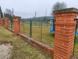 Plot u budovy staré školy ve Všeteči